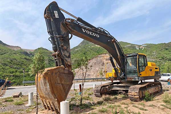 Why Used Large Excavators Are Popular in Africa