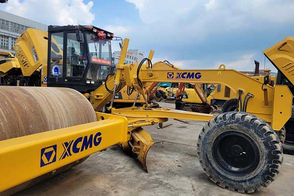 Examine the Hydraulic System of a Used Motor Grader